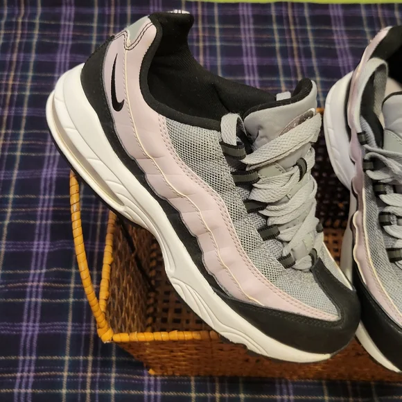 ❌️SOLD❌️ Girls Nike Air Max 95s Lilac, Grey, and Black Size 3 Youth - Picture 2 of 16